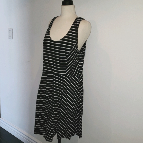 Dress - Picture 5 of 8